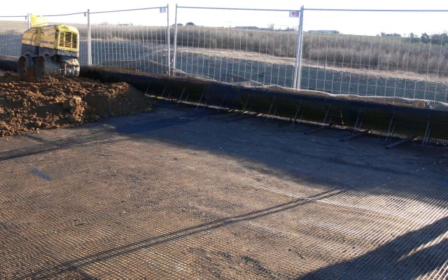 Ochranný zemní val z vyztužené zeminy nedaleko Března u Chomutova