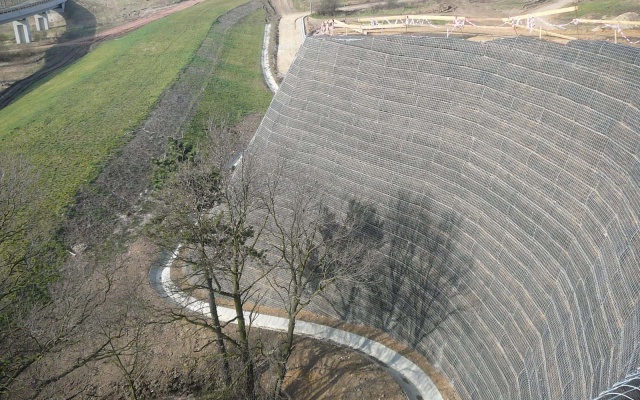 Ochranný zemní val z vyztužené zeminy nedaleko Března u Chomutova