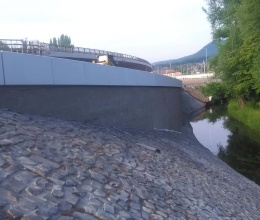 Děčín - Vilsnice, opěrná zeď z vyztužené zeminy podél Jílovského potoka