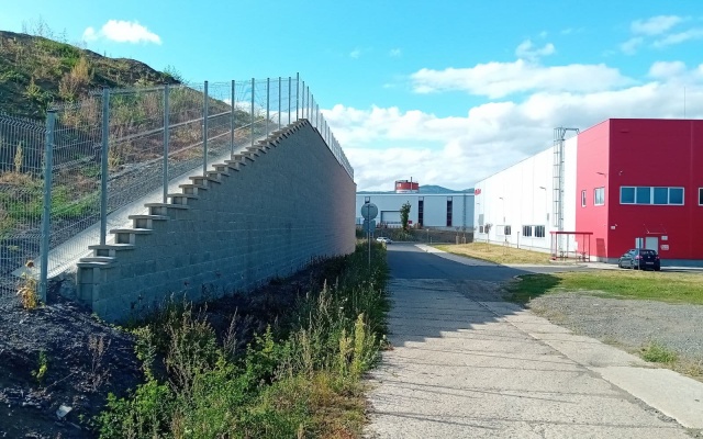 Opěrné zdi v průmyslovém parku v Ostrově nad Ohří