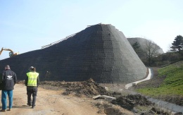 Ochranný zemní val z vyztužené zeminy nedaleko Března u Chomutova