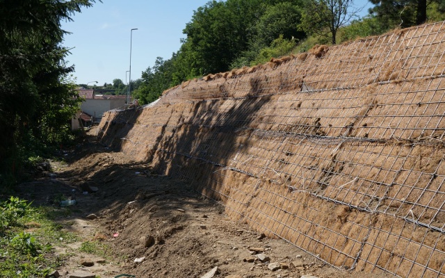 Jemnice, armovaný svah pod silnicí