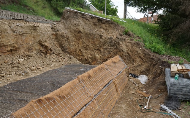 Jemnice, armovaný svah pod silnicí