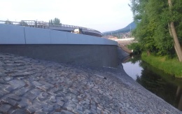 Děčín - Vilsnice, opěrná zeď z vyztužené zeminy podél Jílovského potoka