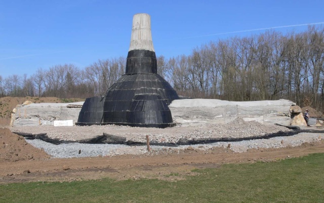 Vyztužené zemní těleso s vnitřní umělou jeskyní u Olomouce