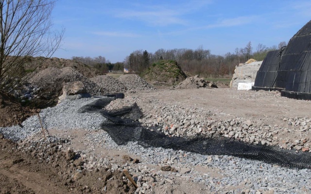 Vyztužené zemní těleso s vnitřní umělou jeskyní u Olomouce