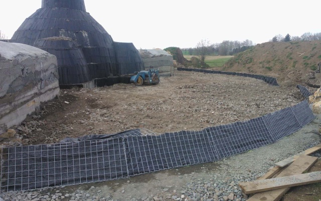 Vyztužené zemní těleso s vnitřní umělou jeskyní u Olomouce