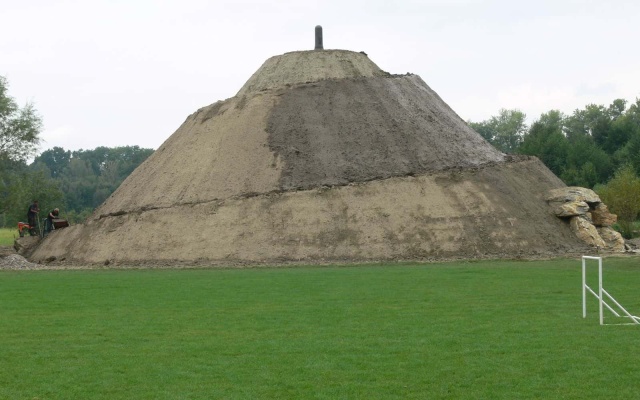 Vyztužené zemní těleso s vnitřní umělou jeskyní u Olomouce
