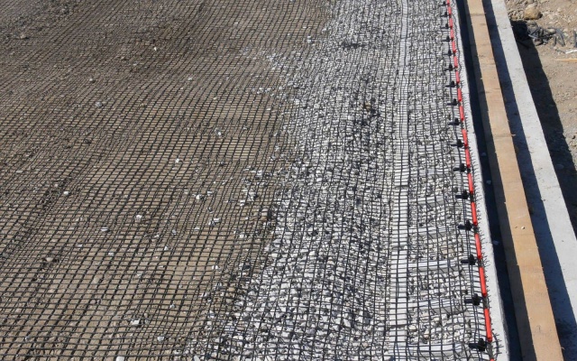 Vyztužená zeď u opěry mostu na dálnici D1 Senec - Blatné, křižovatka Blatné