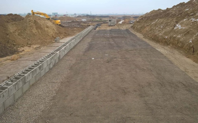 Vyztužená zeď u opěry mostu na dálnici D1 Senec - Blatné, křižovatka Blatné