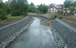 Oprava koryta potoka po povodních pomocí gabionových zdí v Závišicích