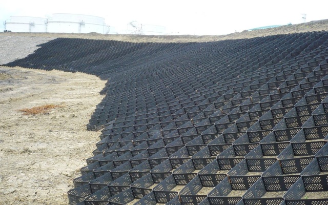 Ochrana svahů sedimentační nádrže cukrovaru v Dobrovicích pomocí geobuněk