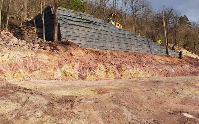 Realizace sjezdu na příkrý pozemek v Kadani