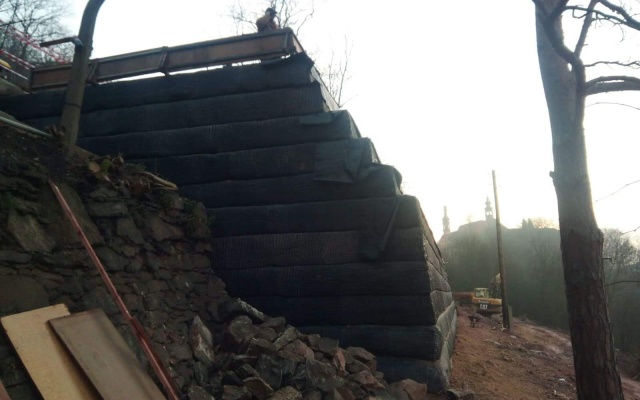 Realizace sjezdu na příkrý pozemek v Kadani