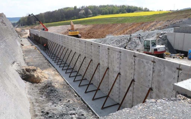 Výstavba vyztužených opěrných zdí v rámci modernizace železnice na trati Rokycany Plzeň