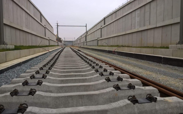 Výstavba vyztužených opěrných zdí v rámci modernizace železnice na trati Rokycany Plzeň