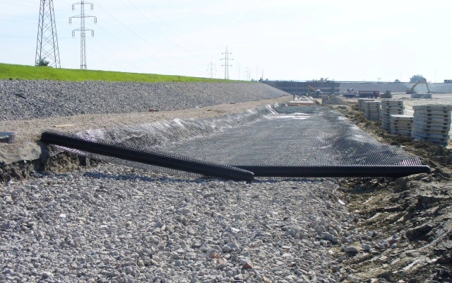 Zpevnění dna sedimentační nádrže cukrovaru v Dobrovicích