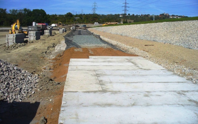 Zpevnění dna sedimentační nádrže cukrovaru v Dobrovicích