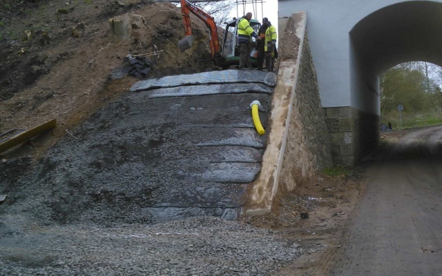 Vyztužení násypů nad mostní konstrukcí na trati Planá – Cheb