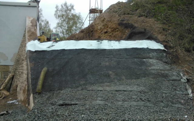 Vyztužení násypů nad mostní konstrukcí na trati Planá – Cheb