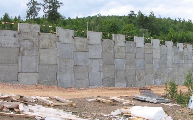 Opěrná zeď z velkoplošných panelů na přeložce silnice I/7 Chomutov - Křimov