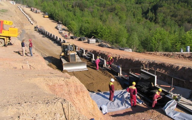 Opěrná zeď z velkoplošných panelů na přeložce silnice I/7 Chomutov - Křimov