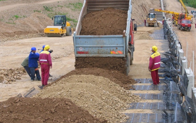 Opěrná zeď z velkoplošných panelů na přeložce silnice I/7 Chomutov - Křimov