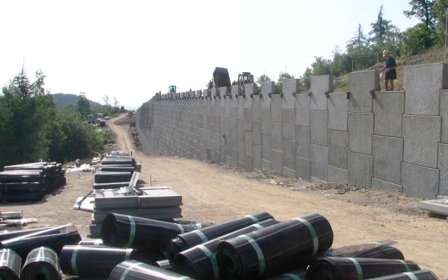 Opěrná zeď z velkoplošných panelů na přeložce silnice I/7 Chomutov - Křimov