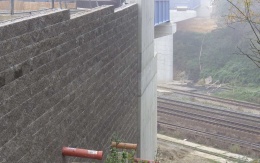 Mostní křídla z vyztužené zeminy na obchvatu Chebu