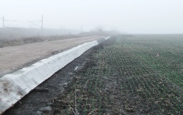 Ochranný protipovodňový val na železniční trati Zaječí–Šakvice