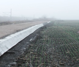 Ochranný protipovodňový val na železniční trati Zaječí–Šakvice