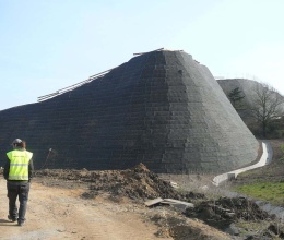 Ochranný zemní val z vyztužené zeminy nedaleko Března u Chomutova