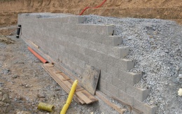 Opěrná konstrukce pro založení obchodního domu v Boskovicích