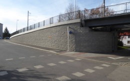 Opěrná zeď lávky na železniční trati Tábor – Bechyně