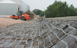 Opěrná zeď obchodního centra Olympia v Plzni