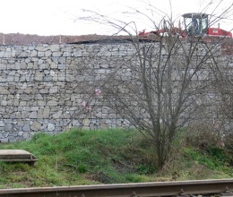 Opěrná zeď s lícem z přírodního kamene v Ivančicích