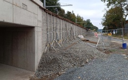 Opěrná zeď u nástupiště železniční zastávky Zastávka u Brna