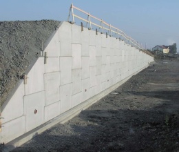 Opěrná zeď z velkoplošných panelů na dálnici D47 v Ostravě (rampa 8 MÚK Rudná)