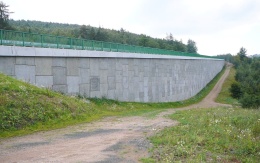 Opěrná zeď z velkoplošných panelů na přeložce silnice I/7 Chomutov - Křimov