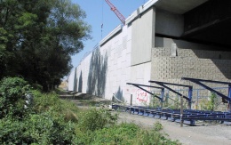 Opěrná zeď z velkoplošných panelů v Ostravě (u Zeleniny)