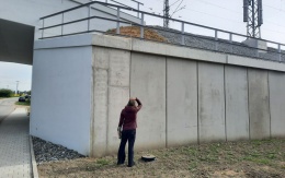 Opěrná zeď z vyztužené zeminy s lícem velkoplošných panelů na trati ve Vlkově u Tišnova