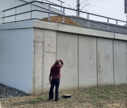 Opěrná zeď z vyztužené zeminy s lícem velkoplošných panelů na trati ve Vlkově u Tišnova