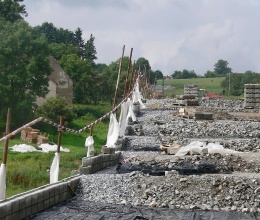 Opěrná zeď ze systému Tensartech TW1 na železničním koridoru Votice - Benešov