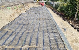 Praha - Rajská zahrada – vyztužená opěrná konstrukce pod nástupištěm