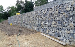 Řícmanice, opěrné zdi pro vyrovnání pozemku ve svahu