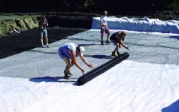 Sanace železničního násypu nedaleko Holubic
