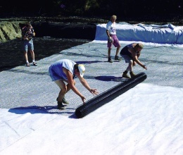 Sanace železničního násypu nedaleko Holubic