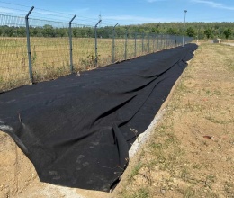 Separace kameniva a zeminy ve vsakovacím příkopu