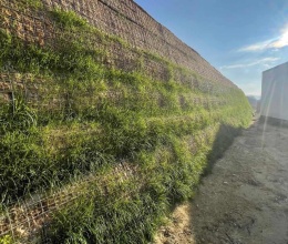 Strmé svahy vyztužené geosyntetickými výztuhami ve Stupavě-Lintavách