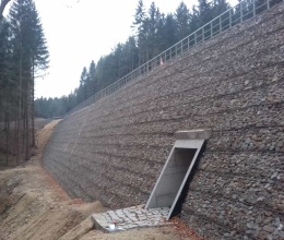 Strmé svahy z vyztužené zeminy realizované v rámci přeložky silnice II/150